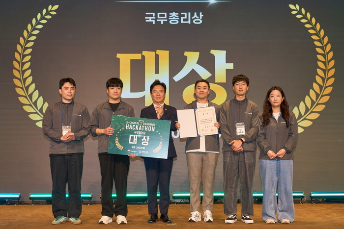 2025년 제7회 K-디지털 트레이닝 해커톤 대회에서 대상을 수상한 Fablink팀이 기념 촬영했다. (사진=한국전파진흥협회)