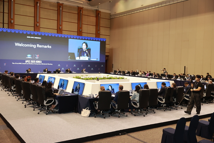 한성숙 장관이 5일 제주 국제컨벤션센터에서 열린 '2025 APEC 중소기업 장관회의' 개회 인사말을 하고 있다.