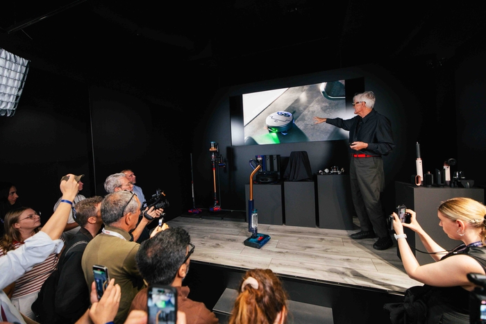 다이슨 창립자 제임스 다이슨이 로봇청소기 스팟앤스크럽 Ai를 소개하는 모습.