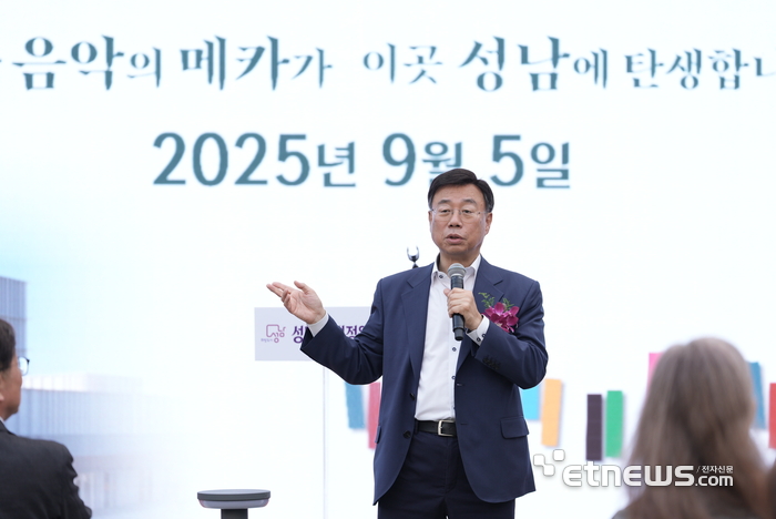 신상진 성남시장이 5일 '성남물빛정원 뮤직홀' 개관식에 참석해 인사말을 하고 있다.