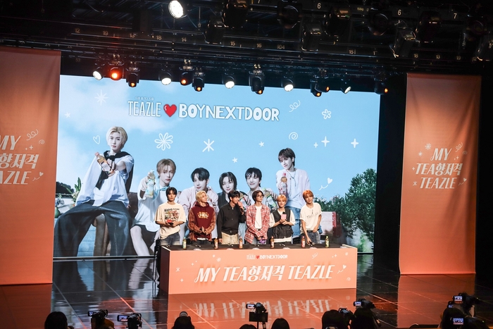 웅진식품, '보이넥스트도어'와 티즐 팬사인회 열어