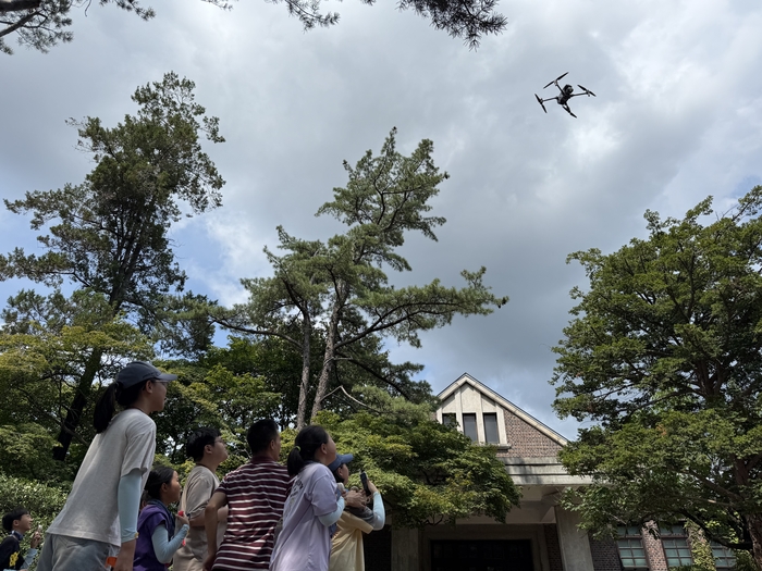 지난달 30일 서울시립대 공간정보캠프에 참여한 학생들이 실외에서 드론 비행을 관람했다. (사진=이지희 기자)
