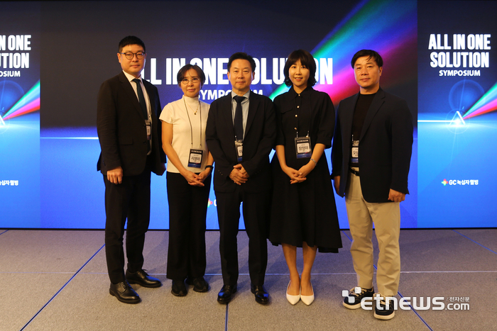 (좌측부터) GC녹십자웰빙 한정엽 IP본부장, 지영미 원장(서울성모신경외과), 이재환 원장(효사랑가정의원), 장정미 원장(슬림미의원), GC녹십자웰빙 오상수 경영관리실장