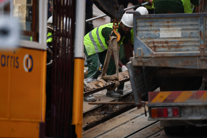 지난 3일(현지시간) 포르투갈 리스본에서 발생한 푸니쿨라 탈선 사고 현장을 정리하고 있는 인부들. 사진=로이터 연합뉴스