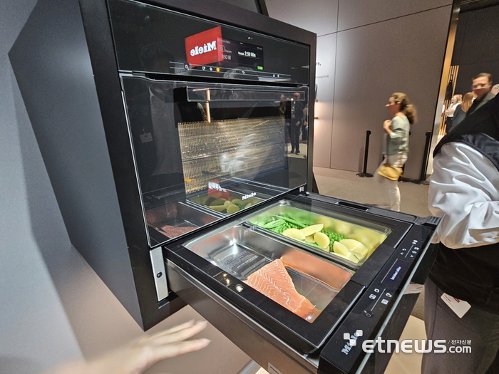 밀레가 IFA 2025에서 공개한 세계 첫 '스팀 쿠킹 드로어' (사진=배옥진)