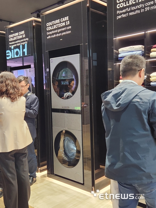 하이얼의 멀티 드럼 세탁기. 하단에 있는 세탁기 위쪽에 심리스 디자인으로 숨겨진 두 개의 세탁기가 있다. (사진=김신영 기자)