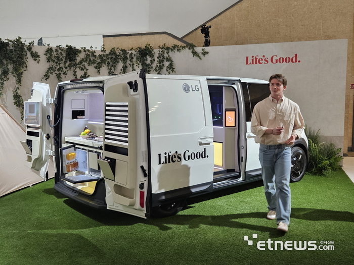 LG전자의 마이크로 AI 홈 콘셉트카 '슈필라움' . 차량 내부는 TV를 보며 편안히 휴식을 취할 수 있고 뒷 부분에는 와인셀러, 냉장고, 광파오븐 등을 배치해 야외 활동을 즐길 수 있도록 했다. (사진=배옥진 기자)