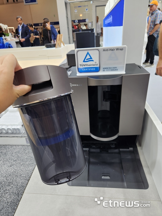 에코백스 차세대 로봇청소기 '디봇 X11'. 스테이션 중앙에 먼지통이 있어 사용자가 쉽게 빼고 장착할 수 있다. (사진=김신영 기자)