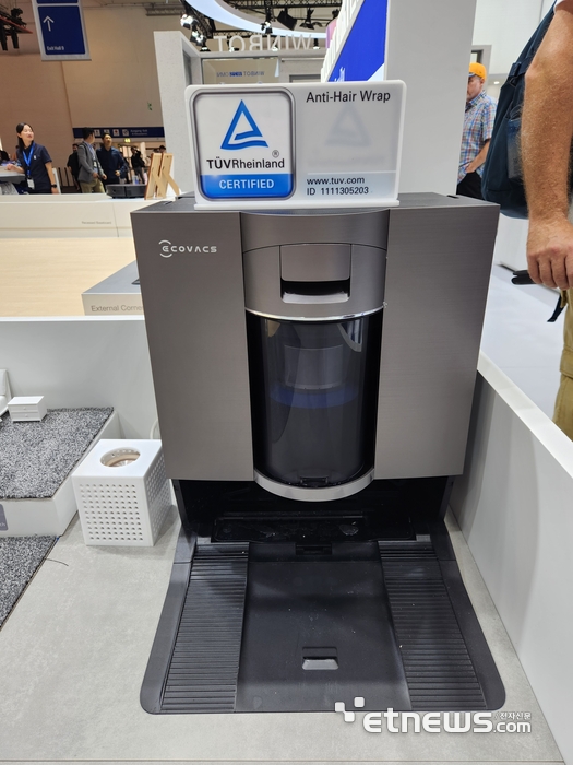 에코백스가 IFA 2025에서 선보인 '디봇 X11' (사진=김신영 기자)