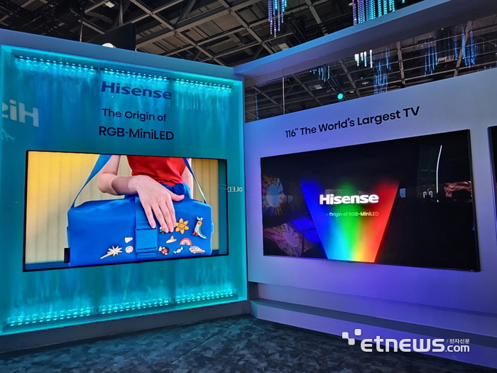 IFA 2025에 전시한 하이센스 116형 RGB 미니 LED TV (사진=배옥진)