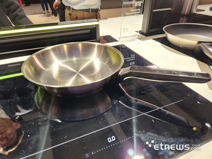 밀레 새 인덕션 'KM 8000 시리즈'와 연계된 전용 냄비 'M 센스 쿡웨어' (사진=김신영 기자)