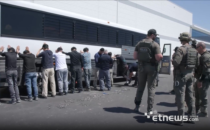 미국 이민 단속 당국이 홈페이지를 통해 지난 4일(현지시간) 조지아주 현대차그룹-LG에너지솔루션의 합작 배터리 공장 건설현장에서 벌인 불법체류·고용 단속 현장 영상을 홈페이지를 통해 공개했다. [ICE 홈페이지 영상 캡쳐]