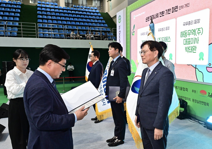 '제17회 자원순환 날' 행사에서 GS리테일이 국무총리표창을 수상했다. 오진석 GS리테일 플랫폼BU장(오른쪽)이 표창을 수여 받고 있다.