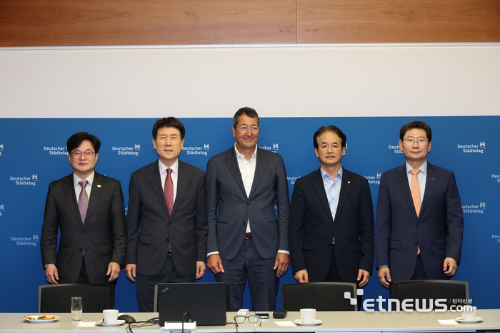 이상일 용인시장(오른쪽 첫 번째)이 5일(현지시간) 김병수 김포시장(왼쪽 첫 번째), 이동환 고양시장(오른쪽 두 번째) 등과 함께 독일 베를린 독일도시협의회를 방문해 기념 촬영했다.