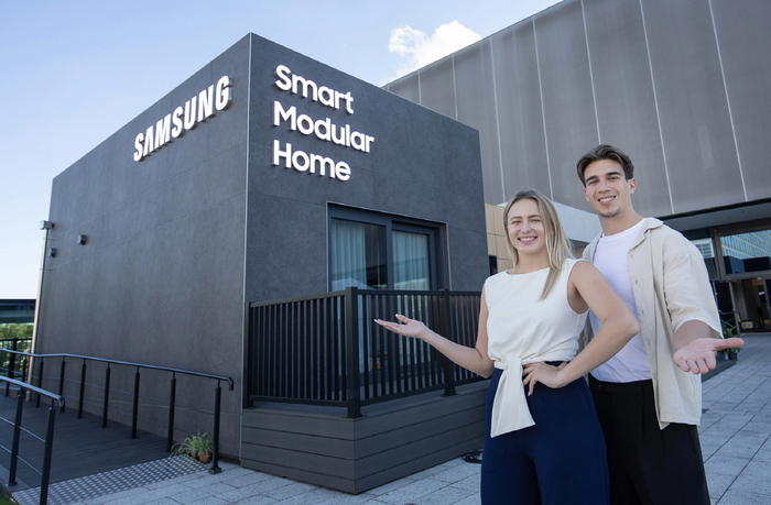 삼성전자가 IFA 2025에서 차세대 주거 모델로 주목받고 있는 모듈러 건축에 적용 가능한 AI 홈 기술 기반 '스마트 모듈러 홈'을 선보였다.