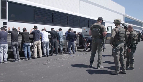 미국 이민 단속 당국이 지난 4일(현지시간) 조지아주 현대차그룹-LG에너지솔루션의 합작 배터리 공장 건설현장에서 벌인 불법체류·고용 단속 현장 영상과 사진을 홈페이지를 통해 공개했다. 연합뉴스