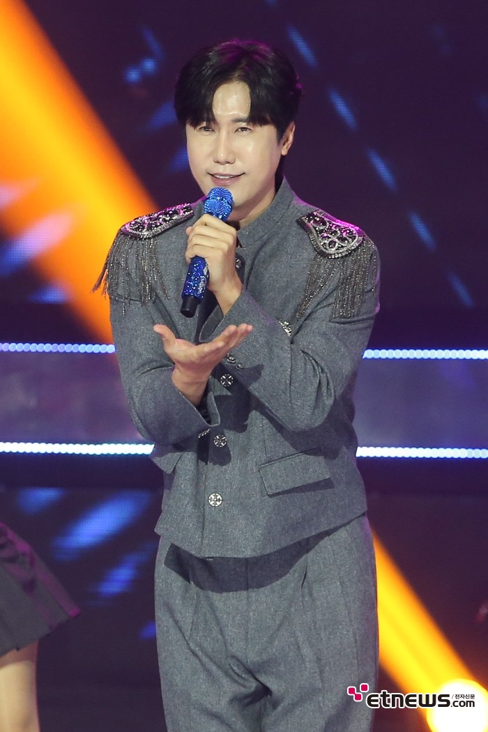 [ET포토] 신성, '듬직한 모습도 매력'