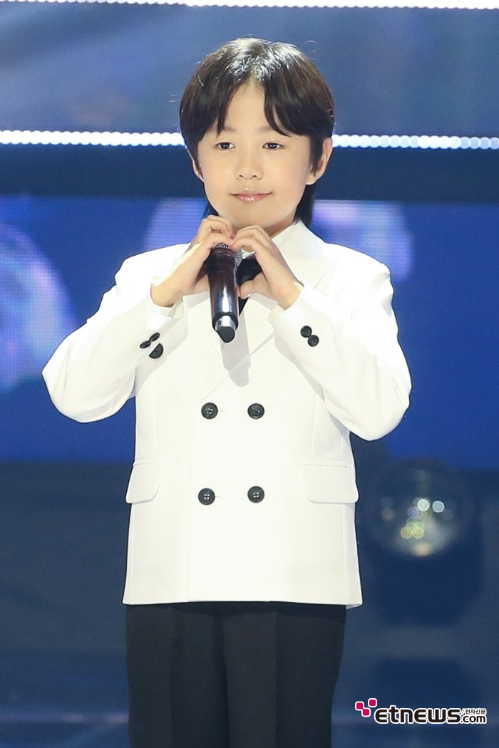 [ET포토] 유지우, '고사리손 하트'