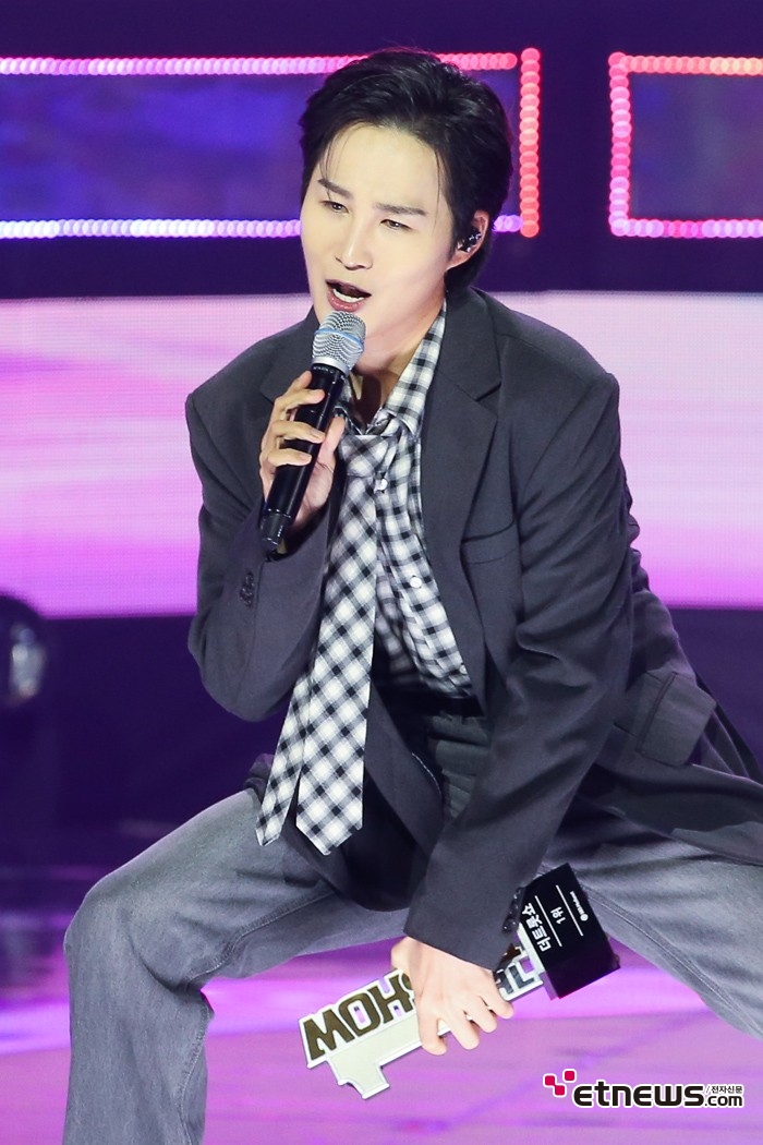 [ET포토] 김희재, '팬 서비스 무대도 열심히'