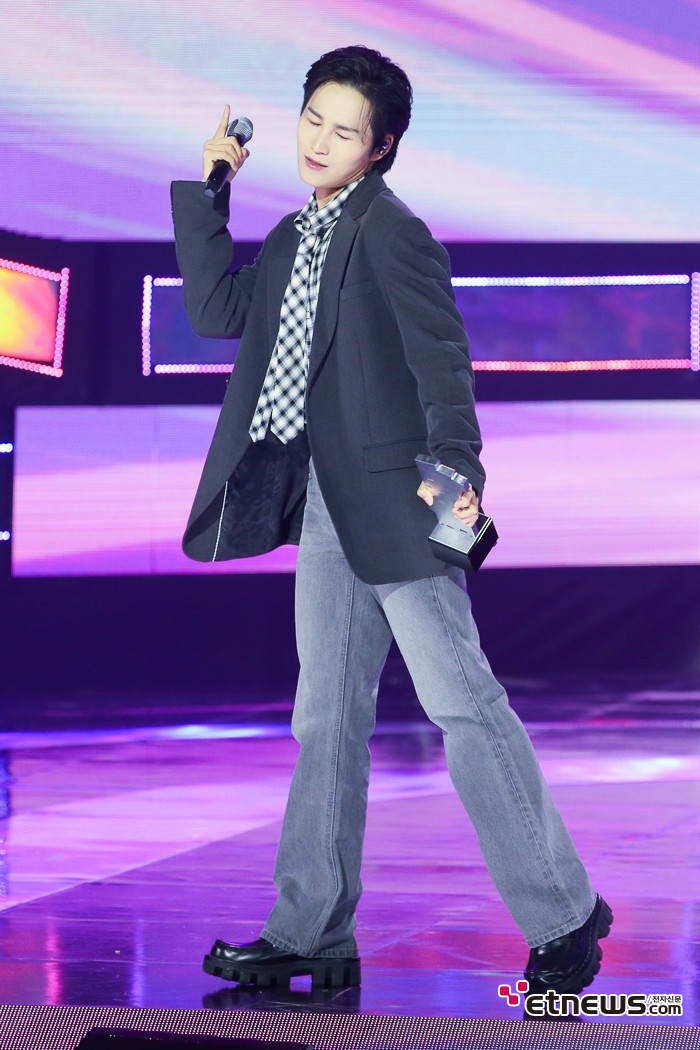 [ET포토] 김희재. '무아지경~'