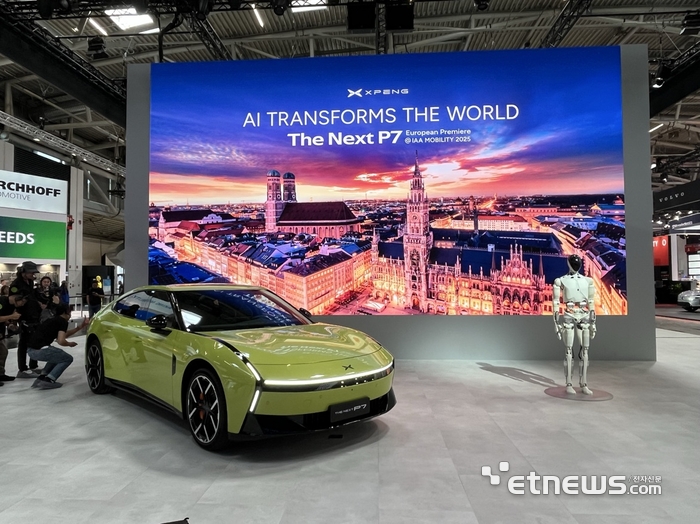 샤오펑 부스에 전시된 P7과 휴머노이드 로봇 IRON. 뮌헨=정치연 기자