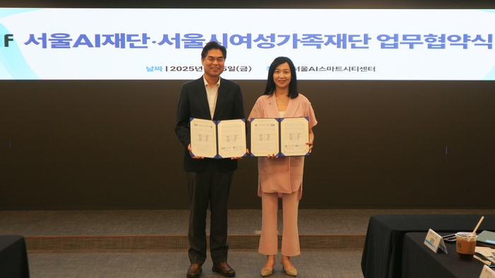 양 기관 대표 사진 (왼쪽부터 서울AI재단 김만기 이사장, 서울시여성가족재단 박정숙 대표이사)