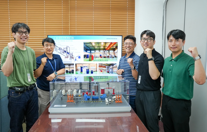 해저 전력케이블용 열-전기-기계적 복합 시험평가 플랫폼을 개발한 권익수 박사(왼쪽 첫번째) 연구팀.