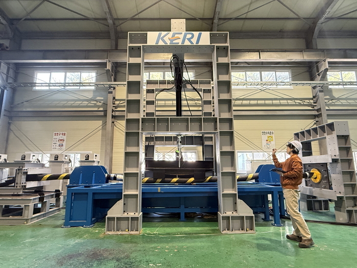 한국전기연구원 전력케이블연구센터 연구진이 새로운 복합 시험평가 플랫폼으로 전력 케이블 장기 신뢰성을 확인하고 있다.