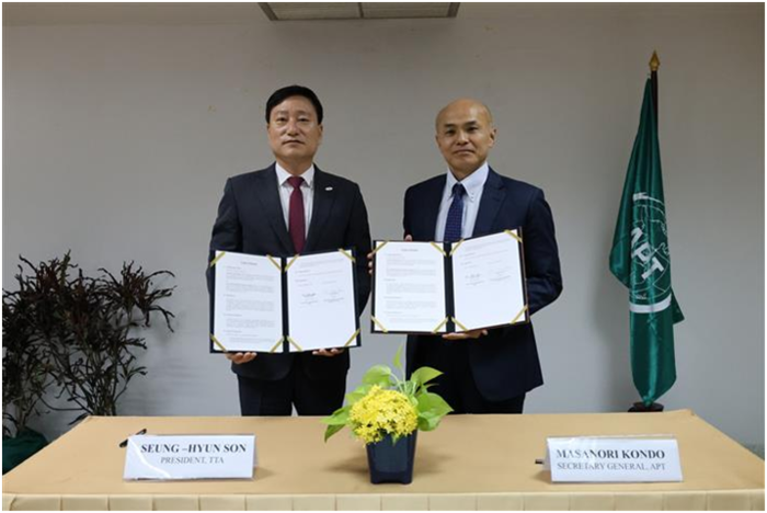 손승현 TTA 회장(왼쪽)과 마사노리 콘도 APT 사무총장