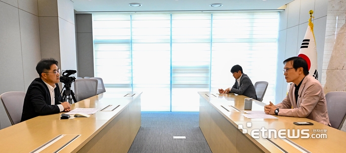 신혜권 이티에듀 대표(왼쪽)가 임태희 경기도 교육감(오른쪽)과 대담을 나누고 있다.  이동근기자 foto@etnews.com