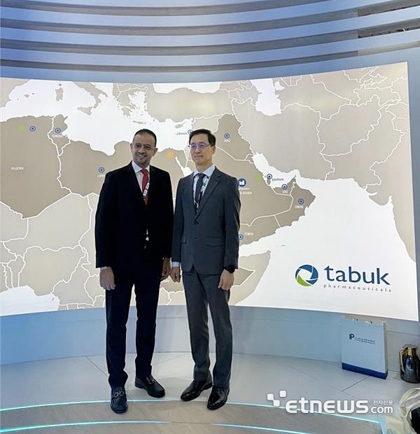 한미약품 박재현 대표이사(오른쪽)와 타북 이스마일 쉐하다(Ismail Shehada) CEO가 사우디아라비아 리야드에서 열린 'CPHI Middle East 2024'에서 만나 롤론티스 등 다양한 한미약품의 혁신 제품들의 중동 진출을 위해 머리를 맞댔다.