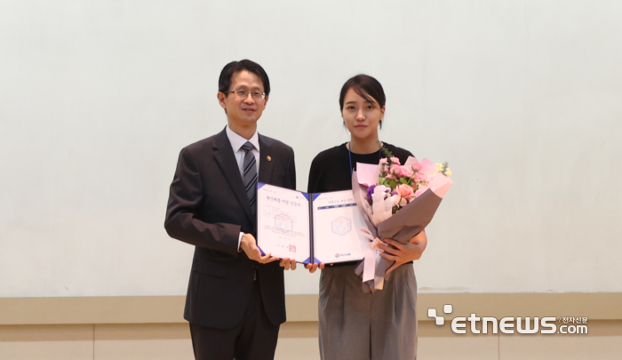 주청림 둠둠 대표( 오른쪽)가 조달청으로부터 혁신제품 지정서를 받았다.