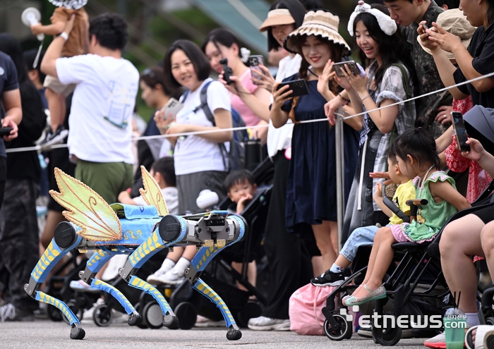 [포토] 로봇이 펼치는 퍼레이드 공연