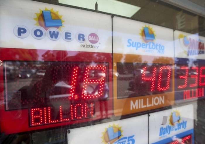 전광판에 파워볼 복권 누적 1등 당첨금이 18억 달러라고 적혀 있다. 사진=AP 연합뉴스