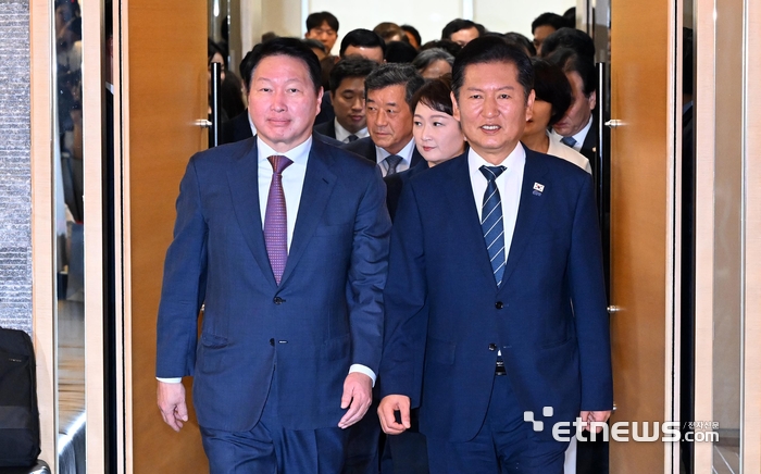 [포토] 나란히 입장하는 최태원-정청래