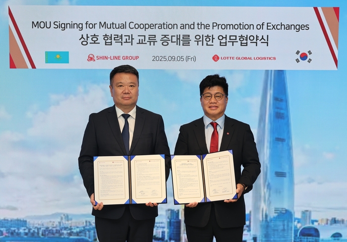 지난 5일 잠실 롯데월드타워에서 열린 업무협약식에는 강병구 롯데글로벌로지스 대표이사(사진 오른쪽)와 안드레이 신(Andrei Shin) 신라인그룹 회장이 참석해 협약서에 서명했다.