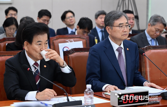 [포토] 美 불법 체류 한국인 노동자 구금 사태 관련 현안질의 열려