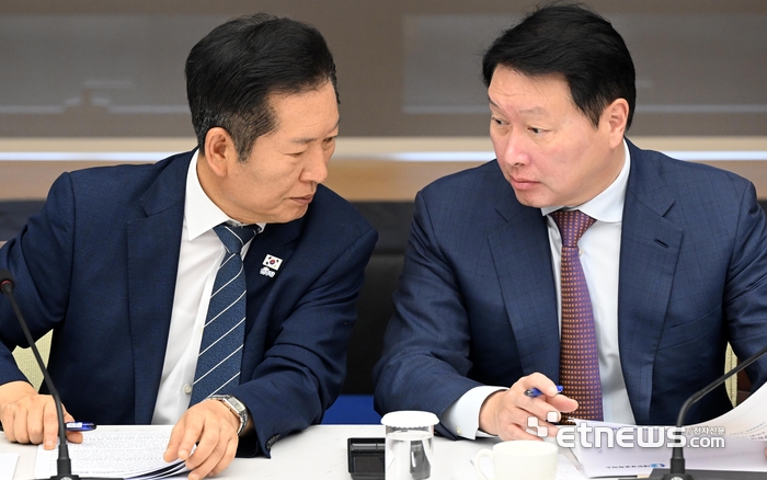 [포토] 대화 나누는 정청래-최태원