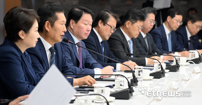 [포토] 인사말 하는 정청래 당 대표