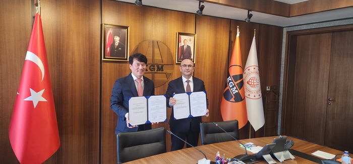 지난 5일(현지시간) 튀르키예 도로청에서 임찬수 한국도로공사 해외사업처장(왼쪽)과 아흐멧 귈셴 튀르키예 도로청장(오른쪽)이 업무협약을 체결하고 있다. (사진=한국도로공사)