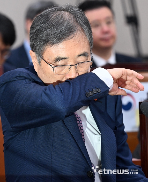 [포토] 기침 하는 조현 장관