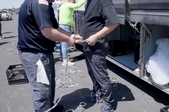 미국 이민 단속 당국이 지난 4일(현지시간) 공개한 조지아주 현대차그룹-LG에너지솔루션의 합작 배터리 공장 건설현장에서 벌인 불법체류·고용 단속 현장 영상 캡처. 사진=ICE 홈페이지