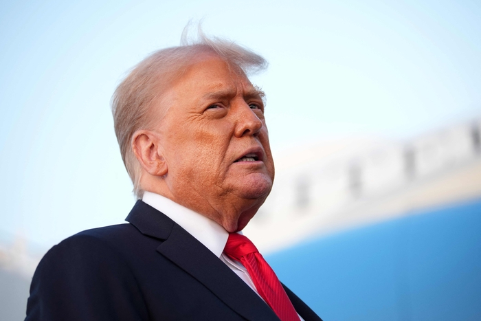 도널드 트럼프 미국 대통령이 7일(현지시간) 메릴랜드주 앤드루스 합동기지에서 취재진의 질문에 답변하고 있다. 트럼프 대통령은 앞서 뉴욕에서 US오픈 테니스 남자 결승전을 관람했다. AFP/연합뉴스