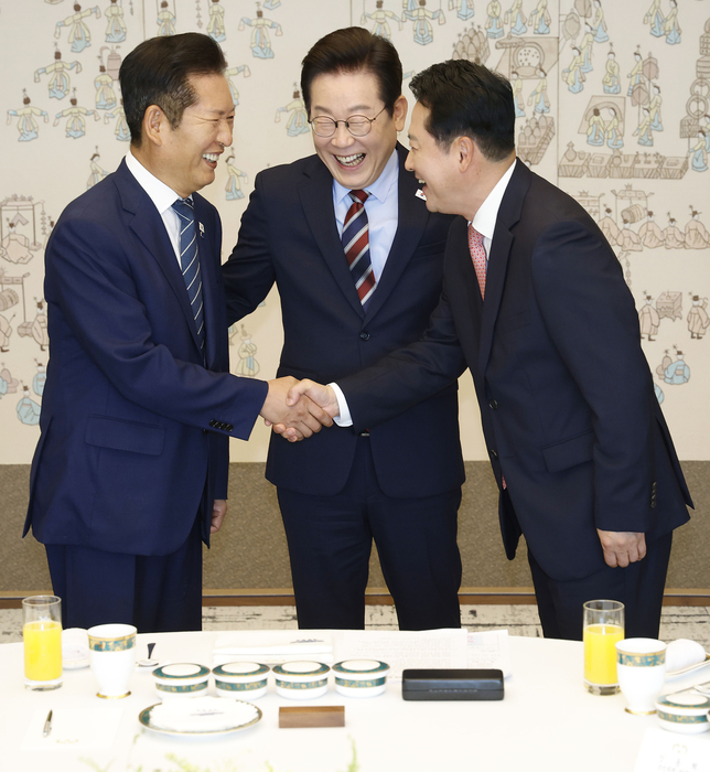 악수하는 여야 대표와 이재명 대통령     (서울=연합뉴스) 한상균 기자 = 이재명 대통령이 8일 용산 대통령실에서 여야 지도부 오찬 회동에 참석한 더불어민주당 정청래 대표와 국민의힘 장동혁 대표가 악수하는 모습을 보고 있다. 2025.9.8 [대통령실통신사진기자단]     xyz@yna.co.kr (끝)