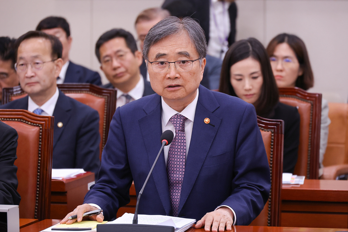 의원 질문에 답하는 조현 외교부 장관     (서울=연합뉴스) 황광모 기자 = 조현 외교부 장관이 8일 서울 여의도 국회에서 열린 외교통일위원회 현안 질의에 출석해 미 조지아 한국업체에 대한 미국 이민 단속 당국의 불법체류·고용 단속과 관련한 의원 질문에 답하고 있다. 2025.9.8     hkmpooh@yna.co.kr (끝)