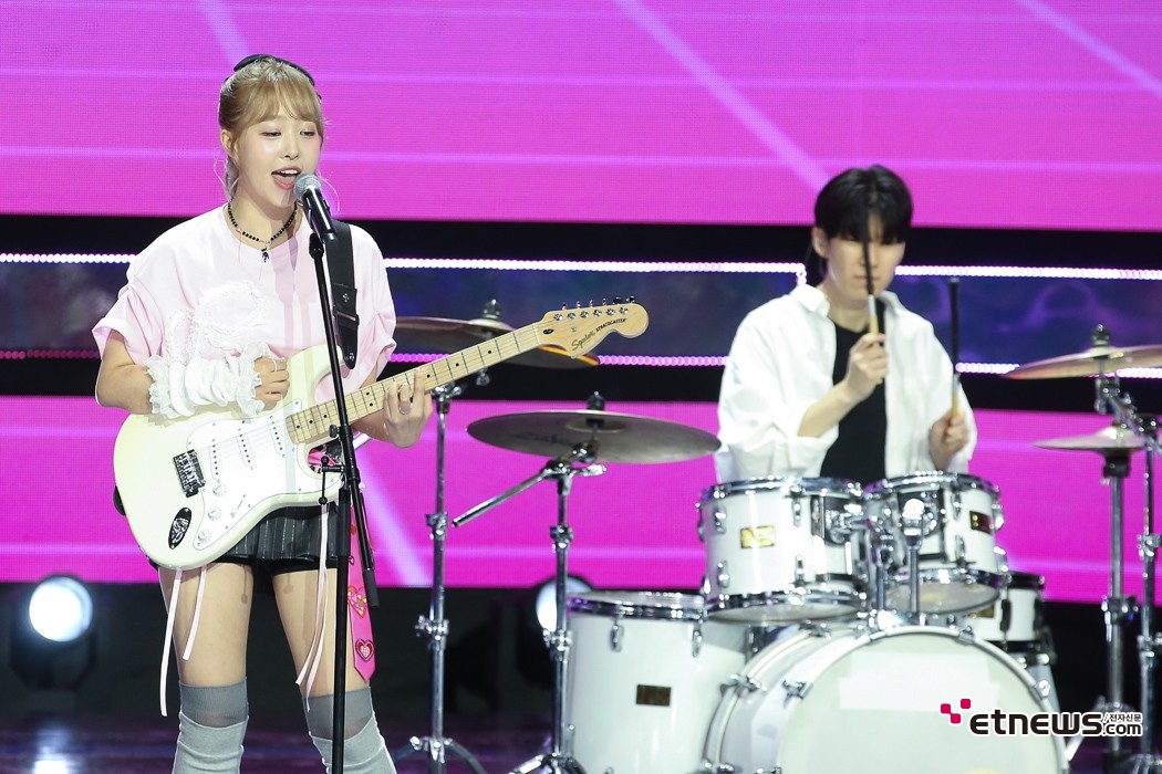 [ET포토] 카야, '음악에 취해서~'