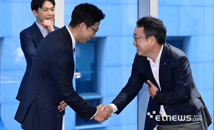 [포토] 악수하는 배경훈-유영상