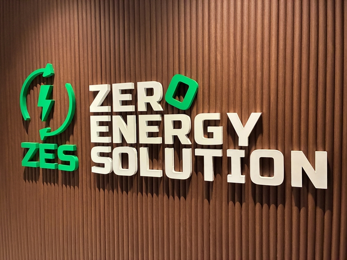 경남 김해 소재 제로에너지솔루션 사무실 입구에 설치된 회사 로고.