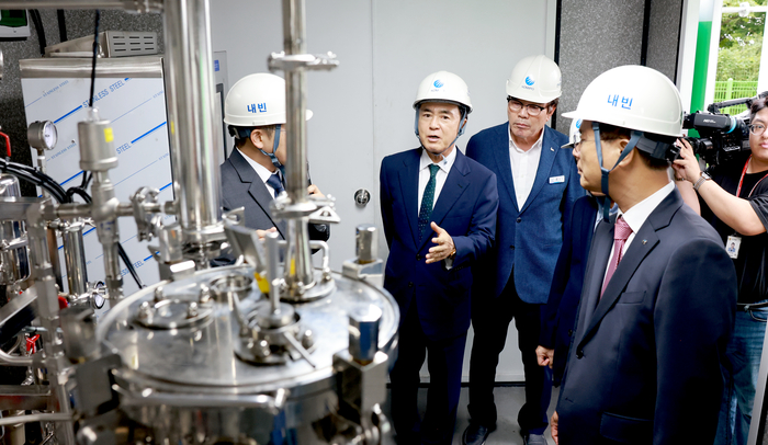 한국중부발전 보령발전본부(보령화력)에서 김태흠 지사(왼쪽 두 번째) 등이 '그린올 신에너지 기술 시설'을 둘러보고 있다.