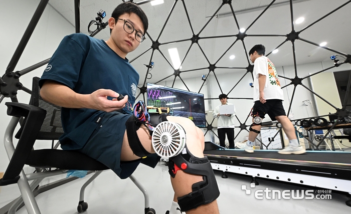 [포토] 생기원, 세계 최경량 무릎 보조로봇 개발